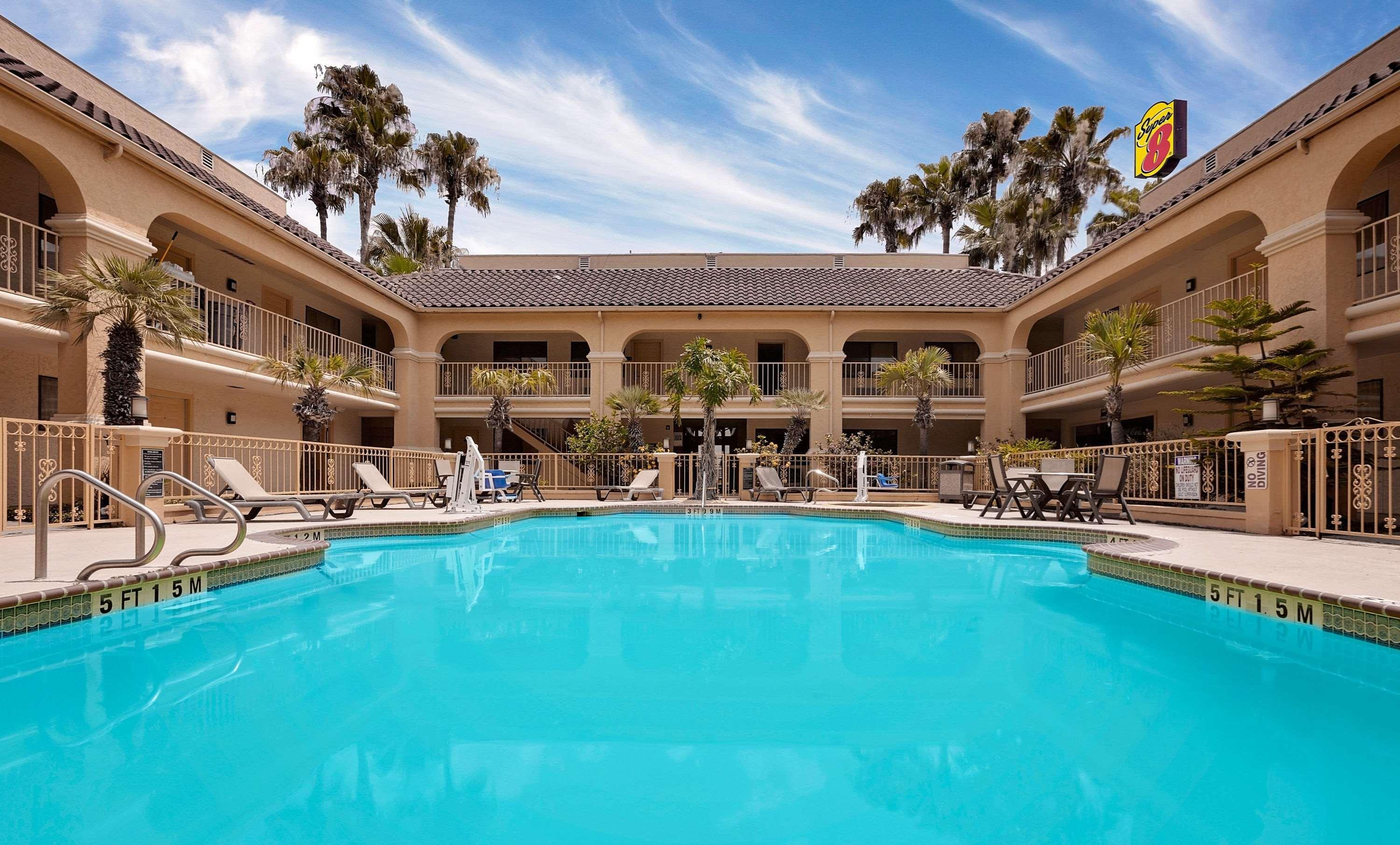 Super 8 By Wyndham Northwest 2*