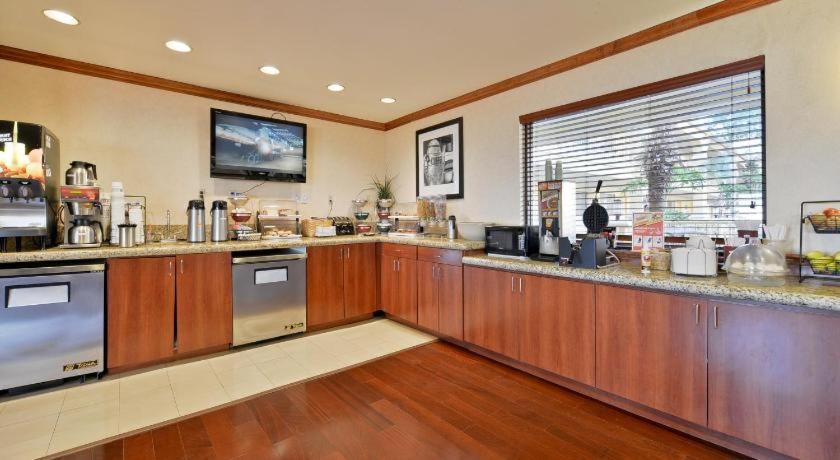 Super 8 By Wyndham Northwest Motel