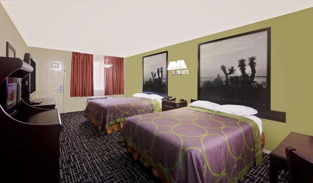 Super 8 By Wyndham Northwest
