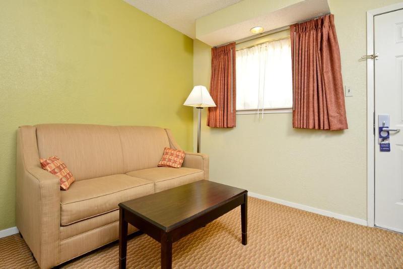 Super 8 By Wyndham Northwest 2*