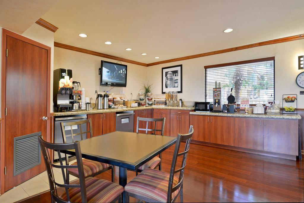 Motel Super 8 By Wyndham Northwest 2*